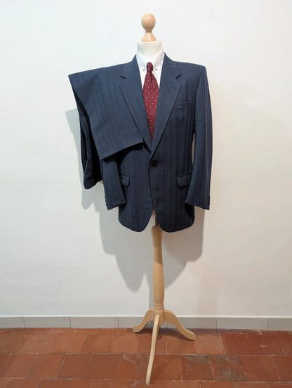 Merveilleux costume bleu marine a chevron