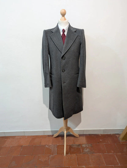 Éclatant manteau gris en laine lourde