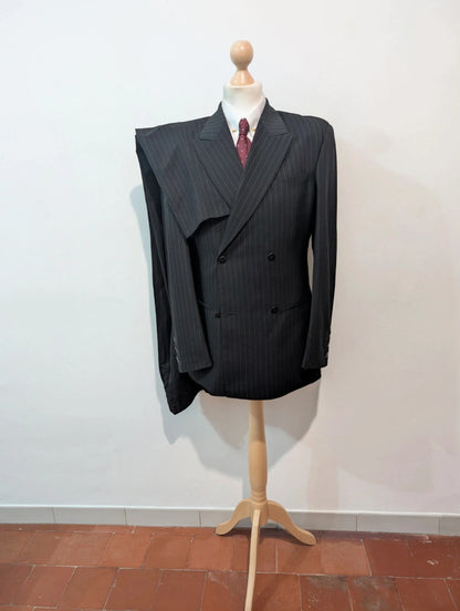 Méchant costume croisé pinstripe
