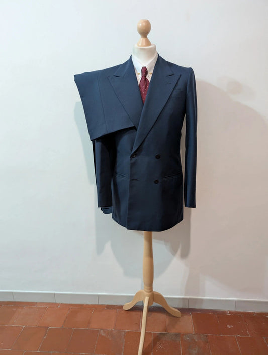 Légendaire costume croisé bleu marine
