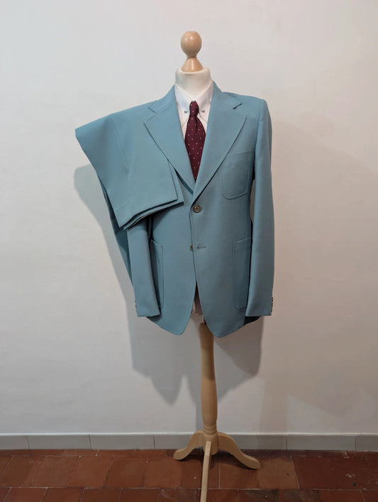 Lumineux costume bleu clair