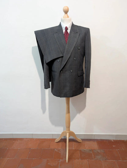 Gentil costume croisé gris a carreaux