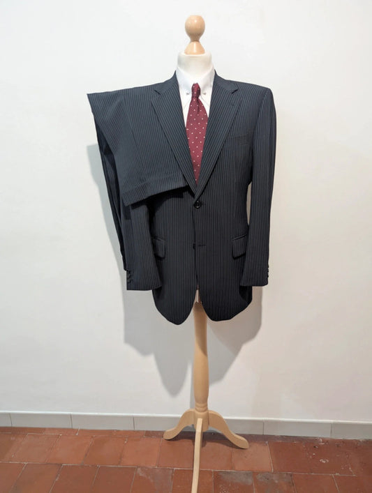 Élégant costume pinstripe en laine froide