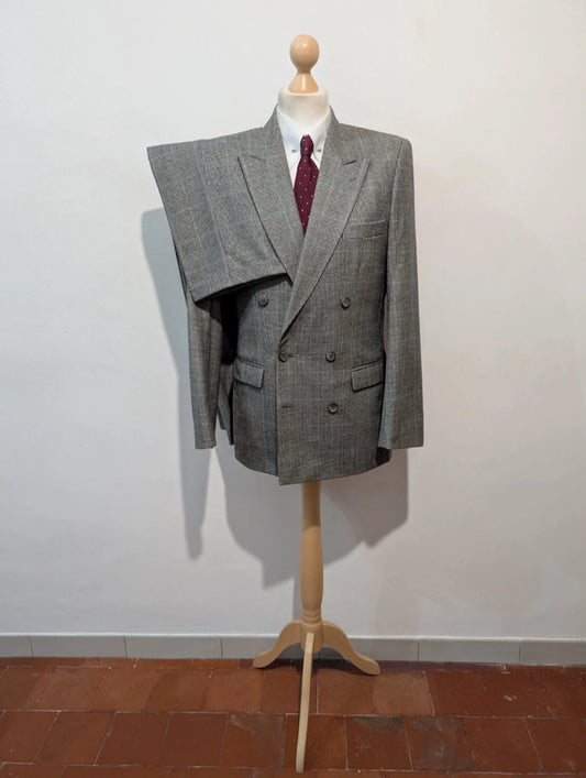 Gentil costume croisé en prince de galle