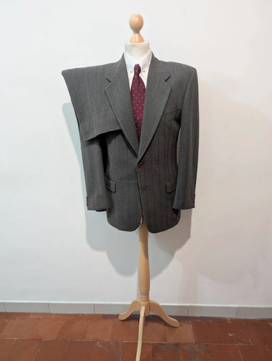 Élégant costume gris a rayure en flanelle