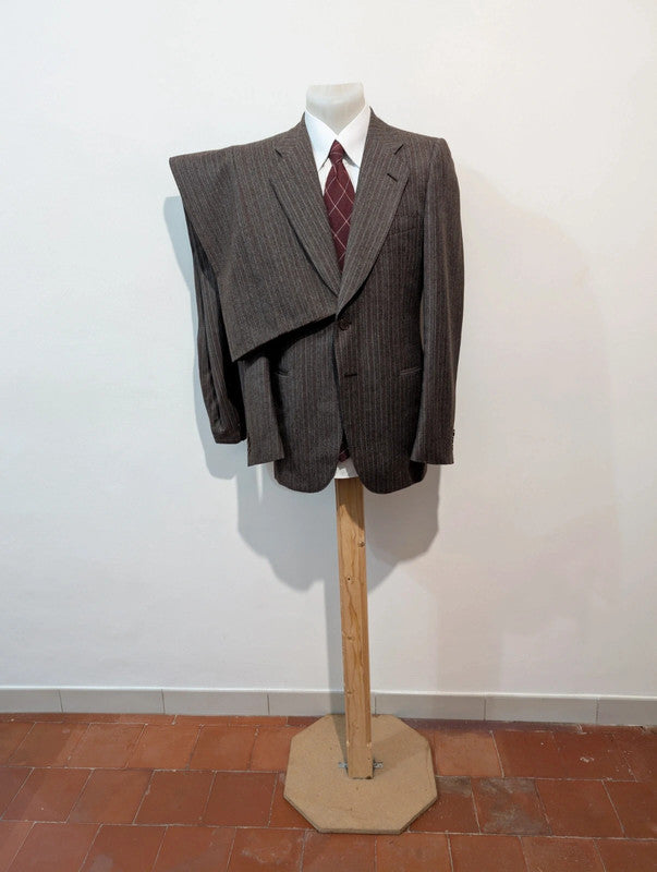 Délicieux costume marron pinstripe en flanelle