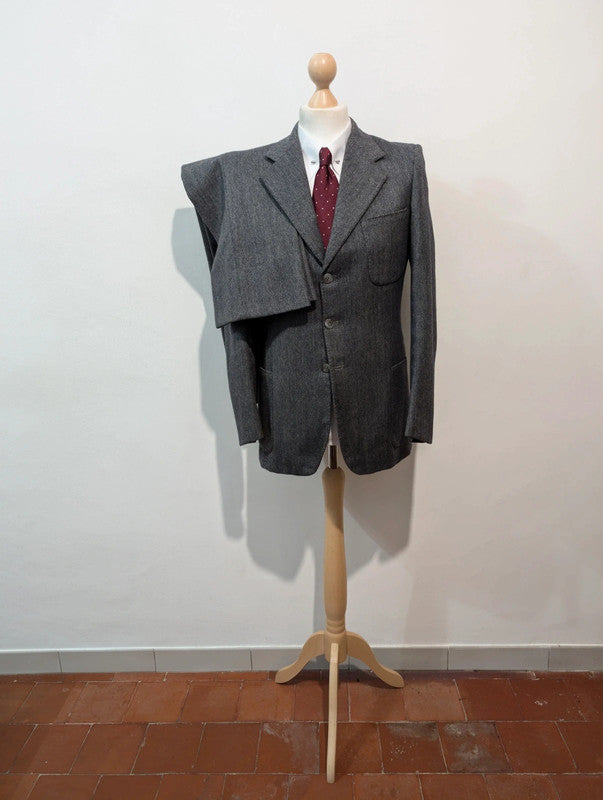 Mystérieux costume gris en tweed