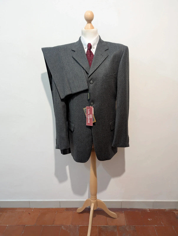 Incroyable costume gris en flanelle lourde