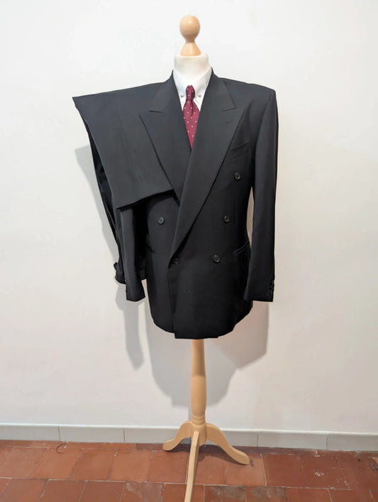 Redoutable costume croisé en laine froide