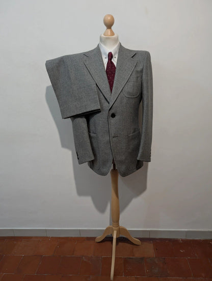 Élégant costume gris en tweed