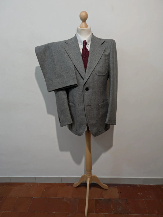 Élégant costume gris en tweed
