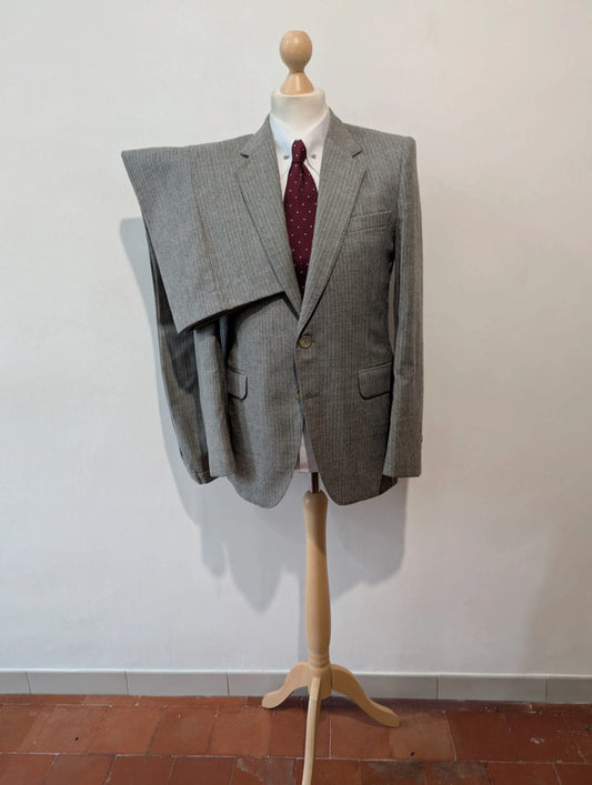Gentil costume gris a rayure en flanelle