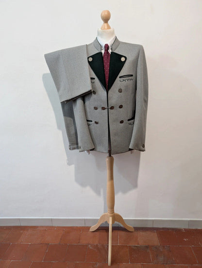 Incroyable costume autrichien gris