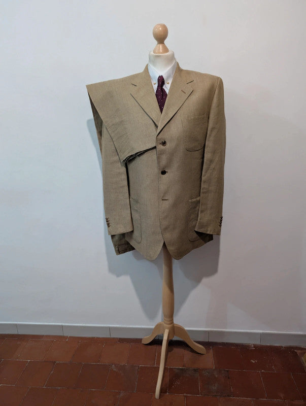 Gentil costume beige sable en lin
