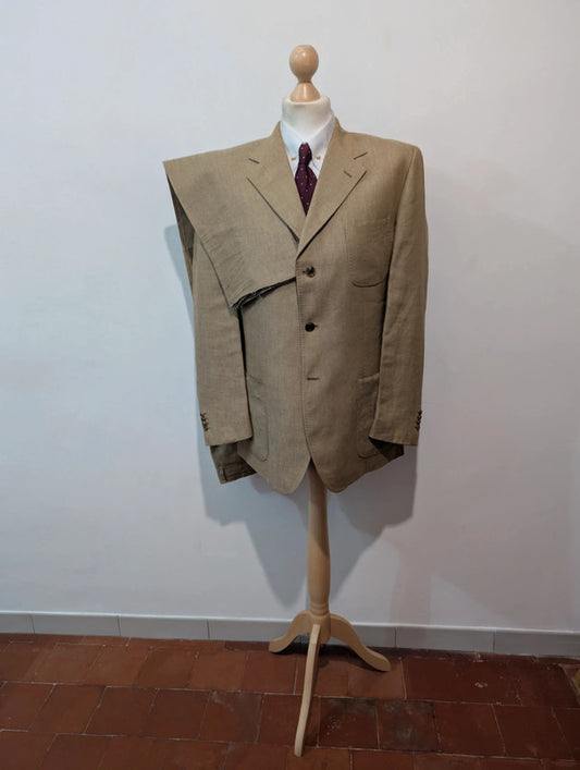 Gentil costume beige sable en lin