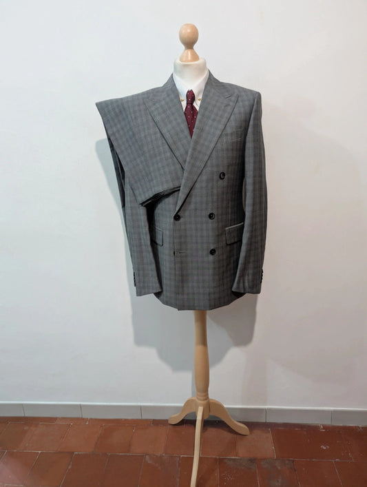 Exceptional grey double-breasted suit in lightweight wool