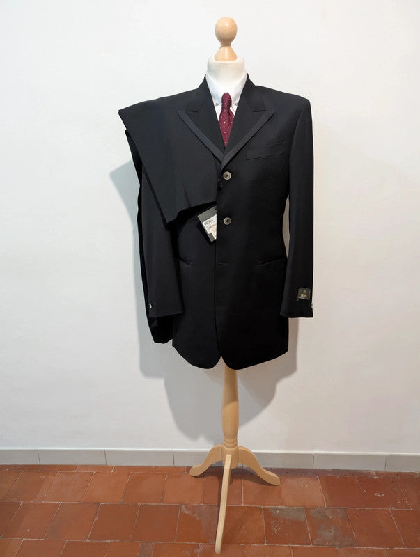 Méchant costume noir en laine
