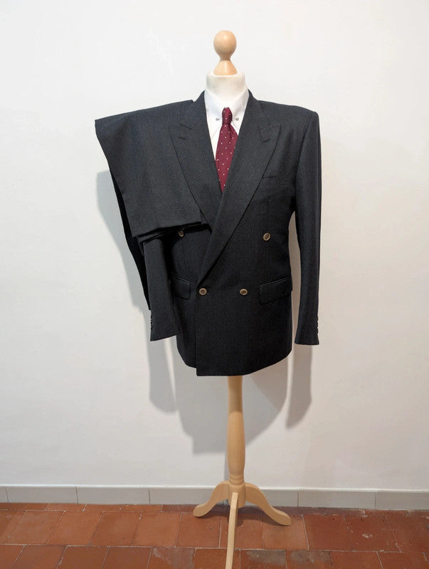 Surprenant costume croisé gris en flanelle lourde