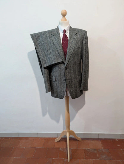Élégant costume gris a rayure en tweed