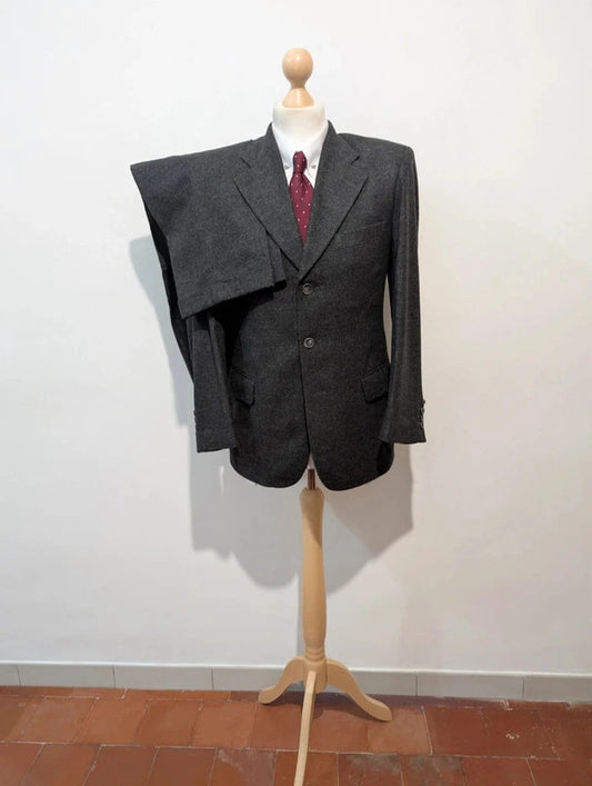 Élégant costume gris en flanelle