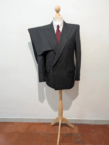 Élégant costume croisé gris en flanelle