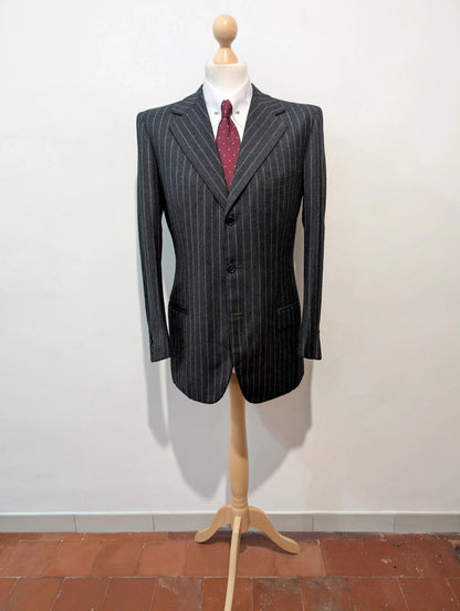 Eleganter maßgeschneiderter Flanellanzug mit Kreidestreifen