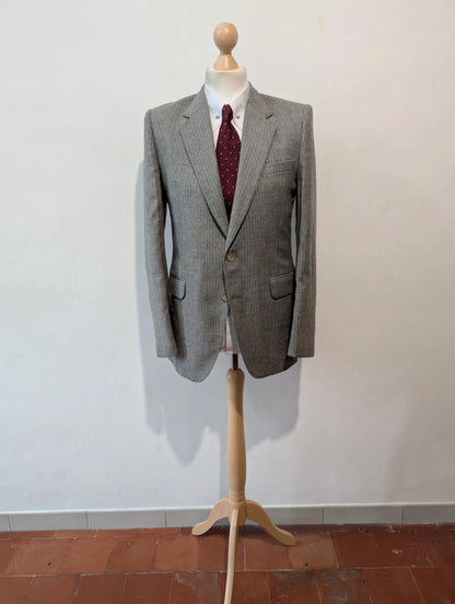 Gentil costume gris a rayure en flanelle