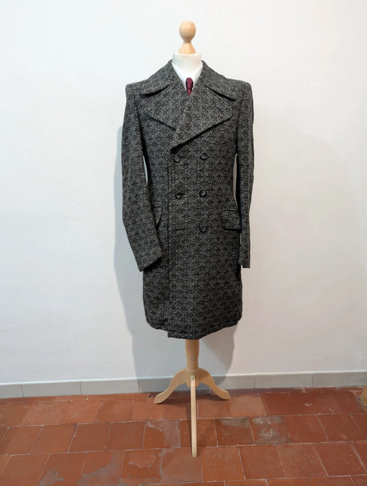 Étrange manteau en tweed