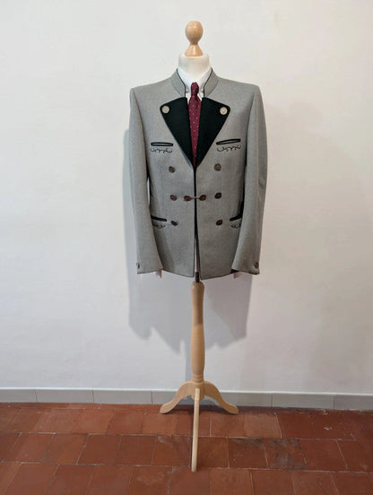 Incroyable costume autrichien gris