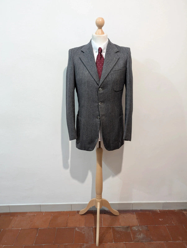 Mystérieux costume gris en tweed