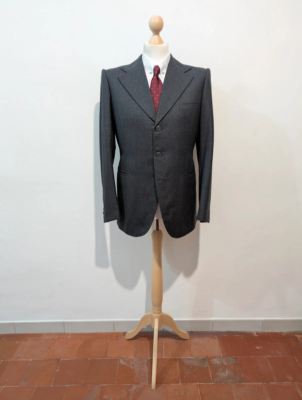 Élégant costume gris en laine