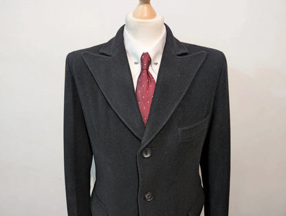 Sombre manteau noir en laine