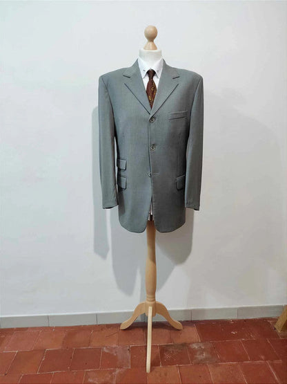Triste costume gris en laine fine