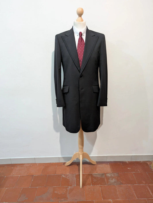 Dunkelschwarzer Wollmantel