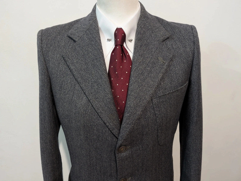 Mystérieux costume gris en tweed