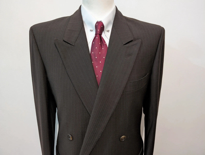 Méchant costume croisé pinstripe marron