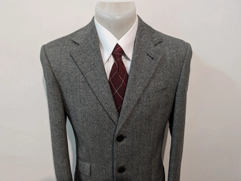 Gentil costume gris en tweed