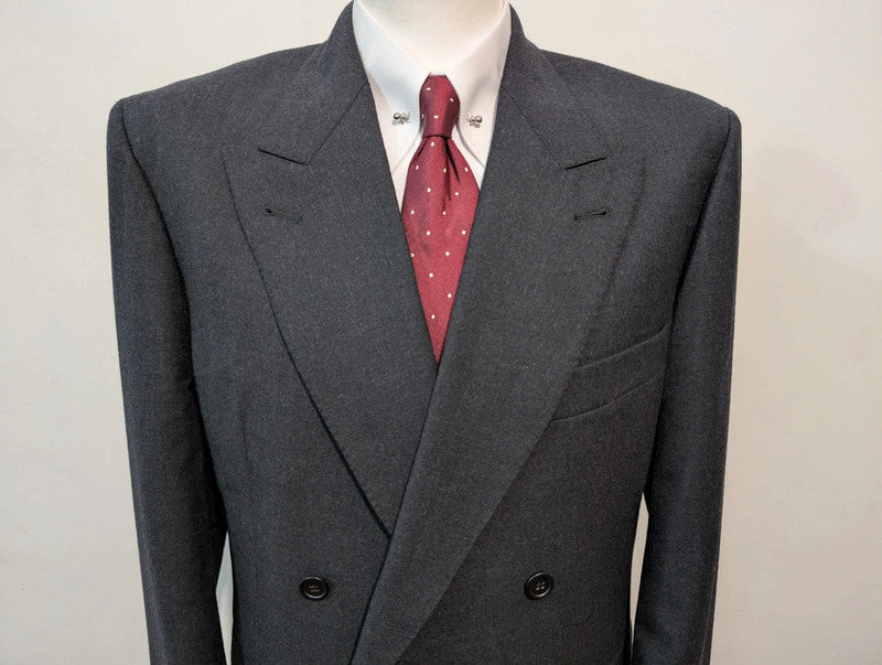 Élégant costume croisé gris en flanelle