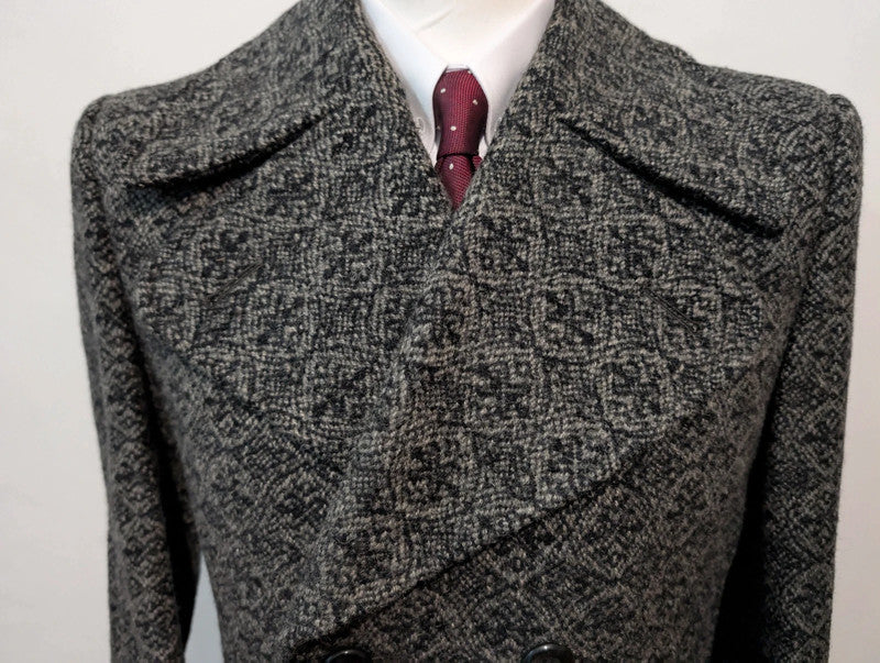 Étrange manteau en tweed