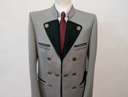 Incroyable costume autrichien gris