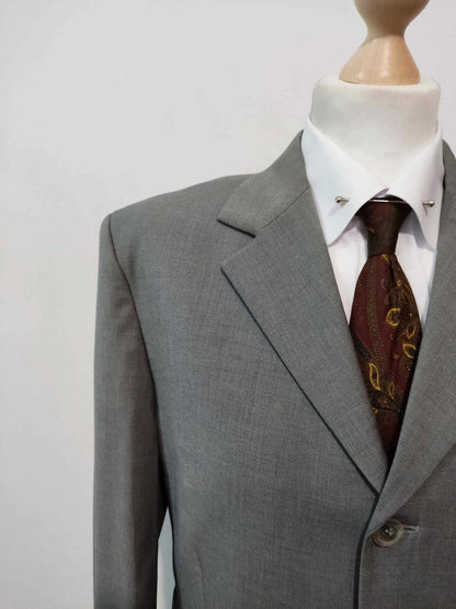 Triste costume gris en laine fine