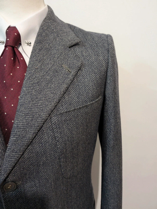 Mystérieux costume gris en tweed