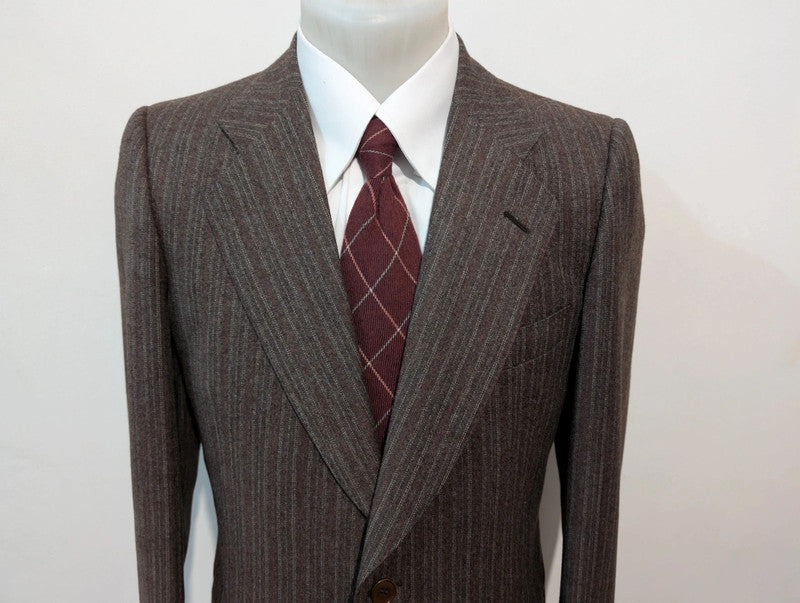 Délicieux costume marron pinstripe en flanelle