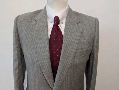 Gentil costume gris a rayure en flanelle