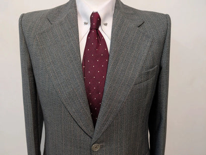 Merveilleux costume gris a rayure