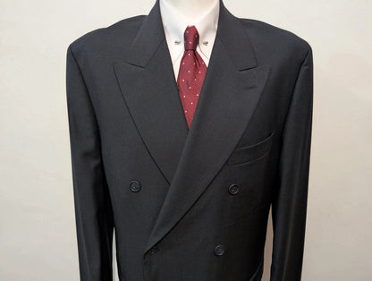 Élégant costume croisé bleu marine en laine