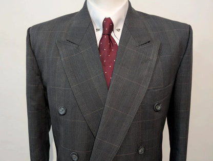 Gentil costume croisé gris a carreaux