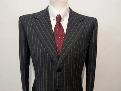 Eleganter maßgeschneiderter Flanellanzug mit Kreidestreifen