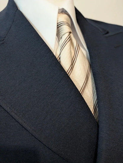 Ausgezeichnete marineblaue Doppelreiherjacke