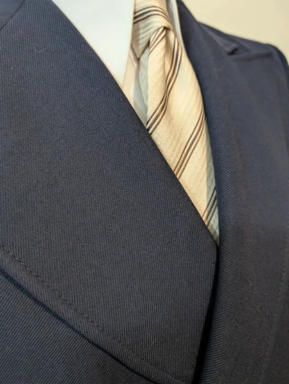 Ausgezeichnete marineblaue Zweireiherjacke aus Wolle
